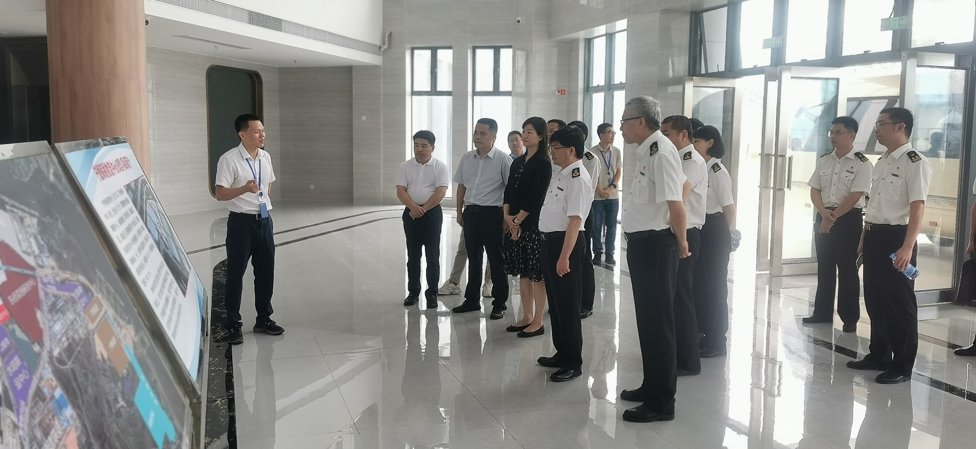 海關(guān)總署自貿(mào)司司長潘城一行蒞臨寧德國際物流中心項(xiàng)目調(diào)研，周桂芳拍攝1.jpg
