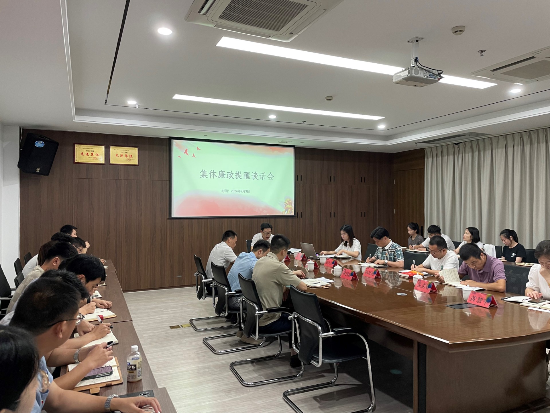 市交投集團(tuán)領(lǐng)導(dǎo)深入市交投物流集團(tuán)市交投勘察設(shè)計(jì)公司開展聯(lián)系點(diǎn)工作，葉嵐清拍攝2.jpg